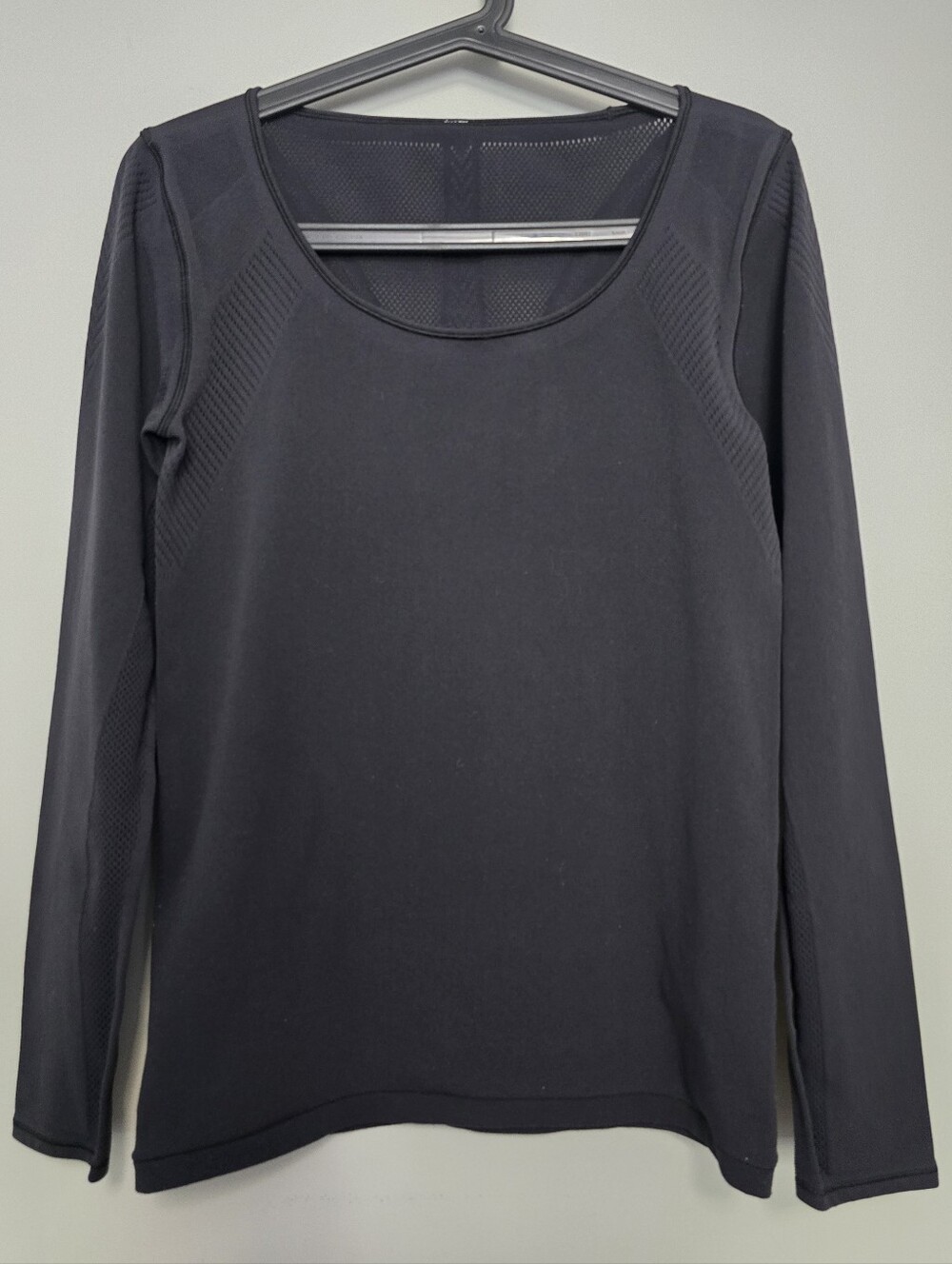 Lululemon Athletica Reveal Tight Long Sleeve Black Performance Top Size 8